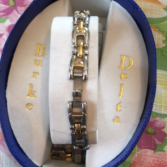 Vintage Delta Burke Watch - Picture 2 of 8